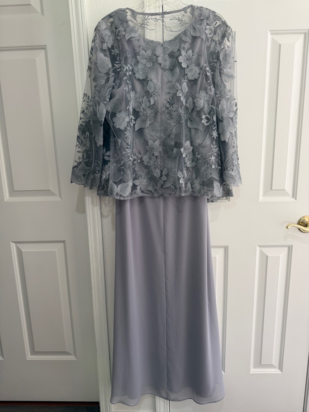 Alex Evenings Silver Lace Overlay 2 Piece Evening Dress w/Jacket. Size 16 - Picture 4 of 11
